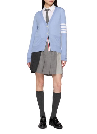 模特儿示范图 - 点击放大 - THOM BROWNE - 4-Bar Relaxed Fit V-Neck Wool Knit Cardigan
