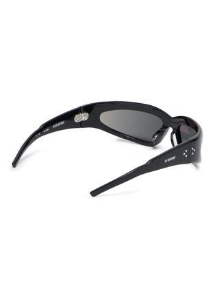 模特儿示范图 - 点击放大 - OFF BROADWAY - Sleek Butcher Acetate Angular Sunglasses