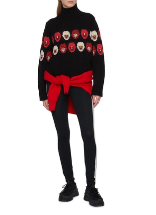 模特儿示范图 - 点击放大 - WE NORWEIGIANS - X Markarian Intarsia Floral Turtleneck Knit Sweater