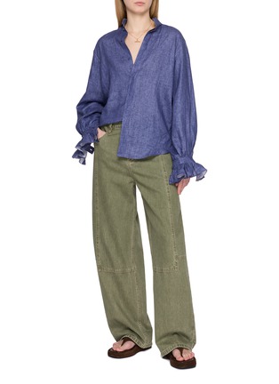 模特儿示范图 - 点击放大 - BOURRIENNE PARIS X - High Officer Collar Ruffle Detail Gathered Back Linen Shirt