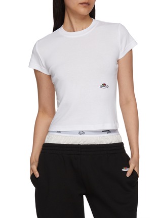 模特儿示范图 - 点击放大 - HOMMEGIRLS - X FRUIT OF THE LOOM 经典 LOGO 饰 T 恤两件套