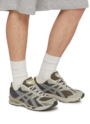 模特儿示范图 - 点击放大 - ASICS - x 18 East GEL-Nimbus 10.1 Men's Sneakers