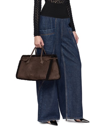 模特儿示范图 - 点击放大 - ALAÏA - Le Teckel Merino Shearling Suede Tote Bag