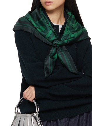 模特儿示范图 - 点击放大 - LACOSTE - Tennis Print Scarf