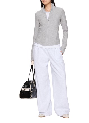 模特儿示范图 - 点击放大 - BEYOND YOGA - Featherweight Long Sleeve Crewneck Top