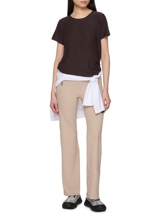 模特儿示范图 - 点击放大 - BEYOND YOGA - Featherweight On The Down Low T-Shirt