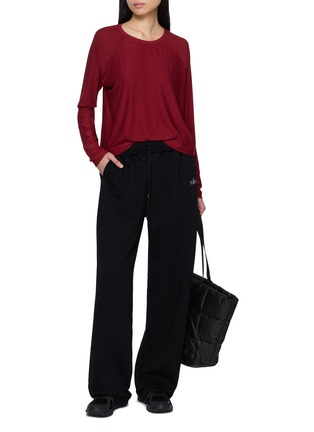 模特儿示范图 - 点击放大 - BEYOND YOGA - Featherweight Daydreamer Pullover T-Shirt