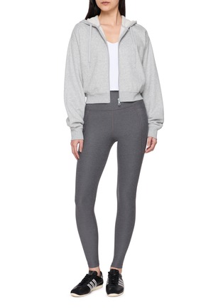 模特儿示范图 - 点击放大 - BEYOND YOGA - LuxeFleece Zip Up Hoodie