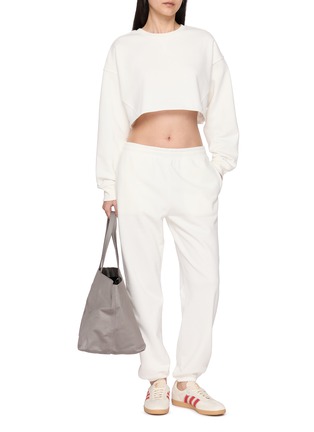 模特儿示范图 - 点击放大 - BEYOND YOGA - LuxeFleece Boxy Cropped Sweatshirt