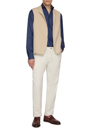 模特儿示范图 - 点击放大 - MAGNUS & NOVUS - Stand Collar V-Neck Vest