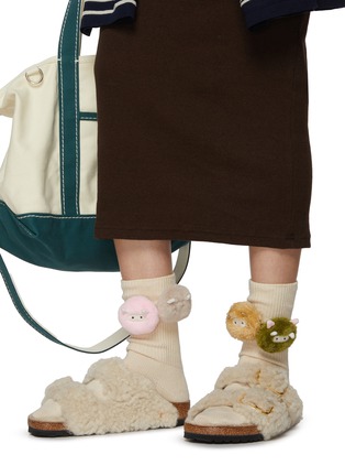 模特儿示范图 - 点击放大 - BAZ & FRIENDS - 毛绒胸针四件套