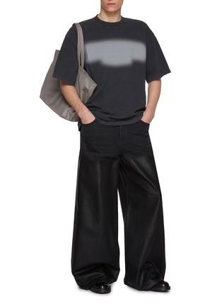 模特儿示范图 - 点击放大 - ALEXANDERWANG - Embossed Logo Crewneck Cotton T-Shirt