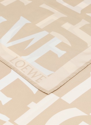 细节 - 点击放大 - LOEWE - 字母图案真丝围巾