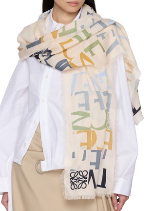 模特儿示范图 - 点击放大 - LOEWE - 须边饰字母围巾