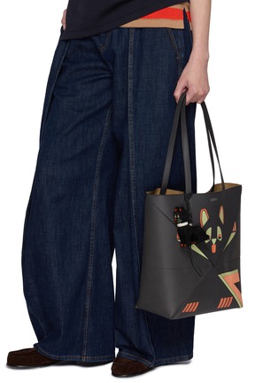 模特儿示范图 - 点击放大 - LOEWE - Louis Wain Cat Felt Bag Charm