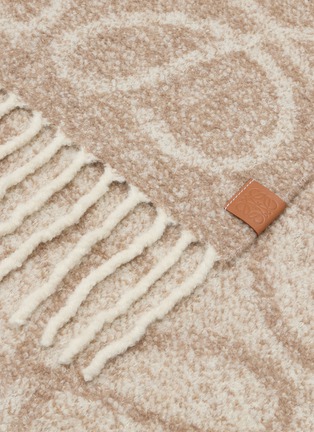 细节 - 点击放大 - LOEWE - 流苏饰 ANAGRAM 围巾