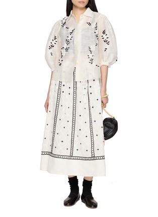 模特儿示范图 - 点击放大 - JUPE BY JACKIE - Brawler Hand Embroidered Linen Maxi Skirt