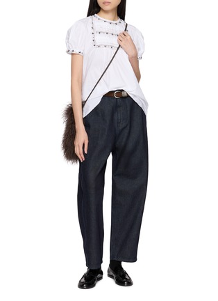 模特儿示范图 - 点击放大 - JUPE BY JACKIE - Sleeveless Floral Hand Embroidered Sleeveless Top