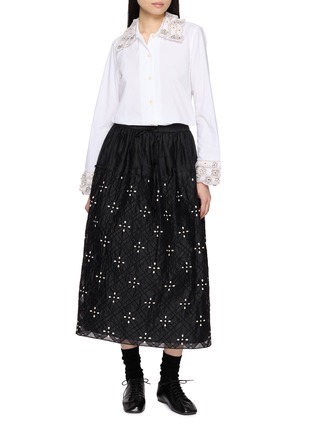 模特儿示范图 - 点击放大 - JUPE BY JACKIE - Desir Hand Embroidered Ruffles Cotton Poplin Shirt