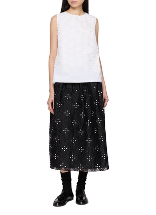 模特儿示范图 - 点击放大 - JUPE BY JACKIE - Sleeveless Floral Embroidered Sleeveless Top