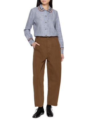 模特儿示范图 - 点击放大 - JUPE BY JACKIE - Wattle Chequered Hand Embroidered Linen Shirt