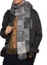 模特儿示范图 - 点击放大 - LOEWE - Anagram Wool Cashmere Scarf