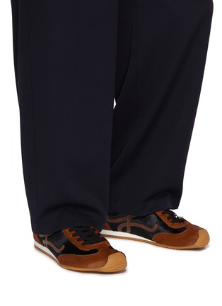 模特儿示范图 - 点击放大 - LOEWE - Ballet Runner 2.0 Low Top Men's Sneakers
