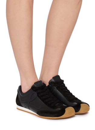 模特儿示范图 - 点击放大 - LOEWE - 女款 BALLET RUNNER 2.0 系带运动鞋