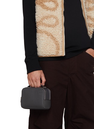 正面 -点击放大 - LOEWE - Mini Essential Camer Leather Shoulder Bag