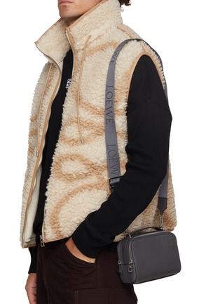 模特儿示范图 - 点击放大 - LOEWE - Mini Essential Camer Leather Shoulder Bag