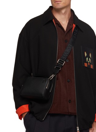 模特儿示范图 - 点击放大 - LOEWE - Mini Essential Camer Leather Shoulder Bag
