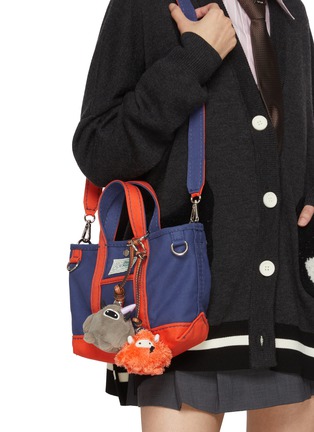 模特儿示范图 - 点击放大 - BAZ & FRIENDS - TASKER MINI 毛绒包挂