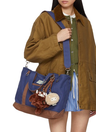 模特儿示范图 - 点击放大 - BAZ & FRIENDS - OVER THINKER MINI 可收纳托特包挂件