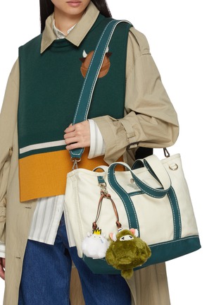 模特儿示范图 - 点击放大 - BAZ & FRIENDS - STINGY MINI 可收纳托特包挂件