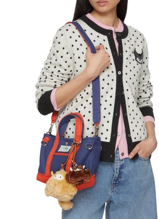 模特儿示范图 - 点击放大 - BAZ & FRIENDS - CHA CHING MINI 可收纳托特包挂件