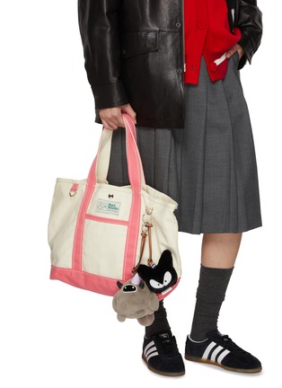 模特儿示范图 - 点击放大 - BAZ & FRIENDS - ROX 毛绒包挂