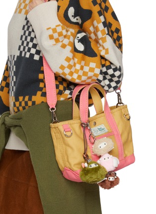 模特儿示范图 - 点击放大 - BAZ & FRIENDS - STINGY MINI 毛绒包挂