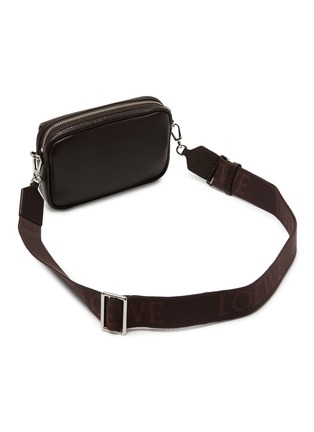 细节 - 点击放大 - LOEWE - 小号 PEBBLE 粒面皮革信使包