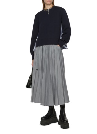 模特儿示范图 - 点击放大 - SACAI - Pleated Light Wash Denim Midi Skirt