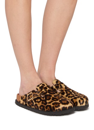 模特儿示范图 - 点击放大 - BIRKENSTOCK 1774 - BOSTON 豹纹穆勒平底鞋