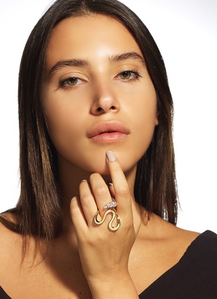 细节 - 点击放大 - YEPREM - 18K White Yellow Gold Round Marquise Diamond Sculptural Wave Ring