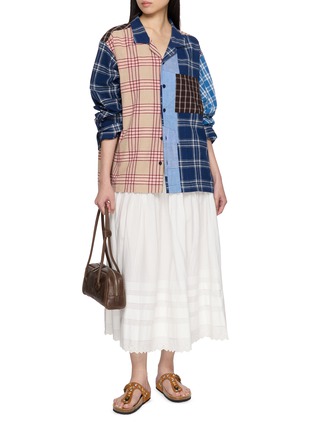 模特儿示范图 - 点击放大 - STORY MFG - Greetings Patchwork Appliqué Letter Cotton Shirt