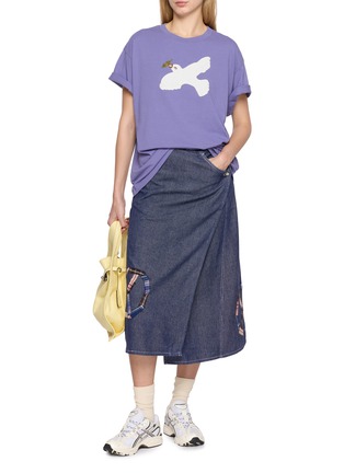 模特儿示范图 - 点击放大 - STORY MFG - Grateful Dove Appliqué Cotton T-Shirt