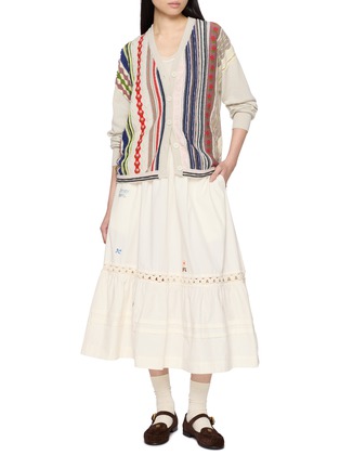 模特儿示范图 - 点击放大 - STORY MFG - Hand Embroidered Nutmeg Midi Skirt