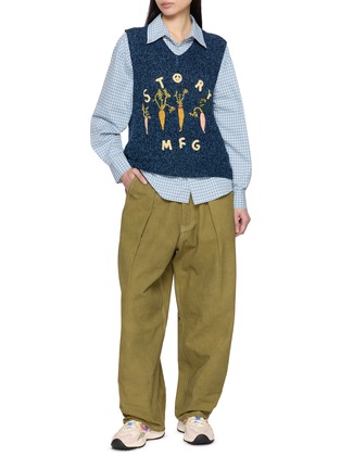 模特儿示范图 - 点击放大 - STORY MFG - Lush Pleated Front Pants