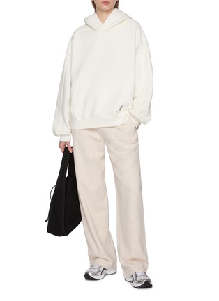 模特儿示范图 - 点击放大 - FP MOVEMENT - A Cut Above Cotton Hoodie