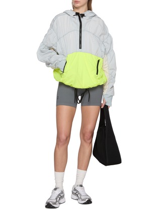 模特儿示范图 - 点击放大 - FP MOVEMENT - Happy Camper Colourblock Hooded Top