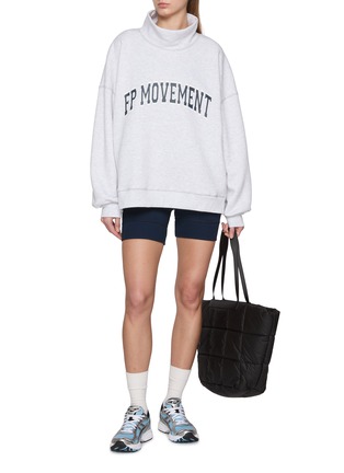 模特儿示范图 - 点击放大 - FP MOVEMENT - Victory Cotton Blend Sweatshirt Shorts Set