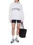 模特儿示范图 - 点击放大 - FP MOVEMENT - Victory Cotton Blend Sweatshirt Shorts Set