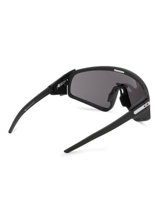 模特儿示范图 - 点击放大 - OAKLEY - Latch™ Panel Prizm Lenses Sunglasses
